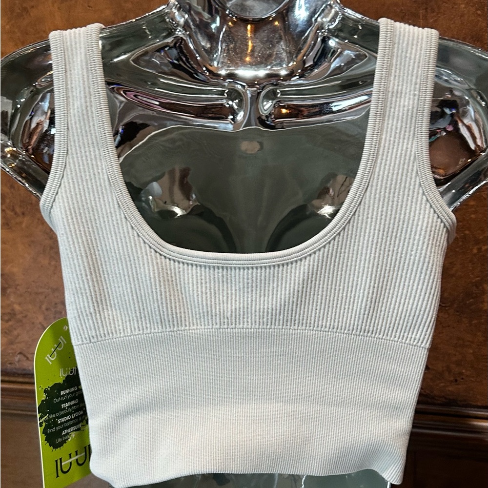 NWT SIZE M Cream Mid-Thigh Athletic Shorts and top with Stretch Fabric - Picture 7 of 8